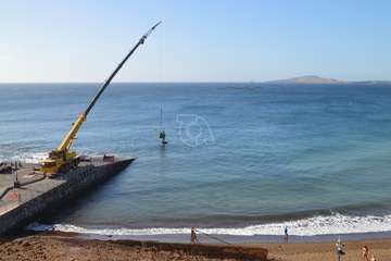Una grúa de 80 metros trabaja en la reparación del Neptuno en Melenara/TA.